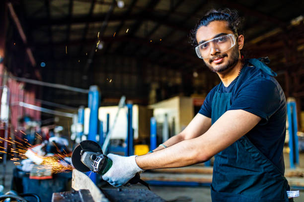 lateinisch hispanischer automechaniker in uniform untersucht ein auto, während er im autoservice arbeitet - welder manual worker african descent steel worker stock-fotos und bilder