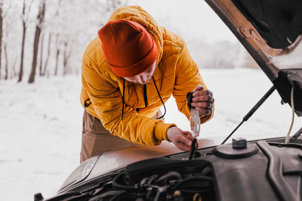 istock Car breakdown on a snowy winter day 1365442625