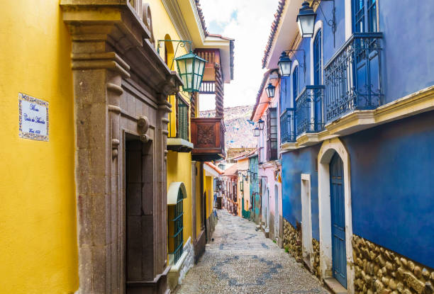 farolas de jaén en lapaz, bolivia, sudamérica - bolivia fotografías e imágenes de stock