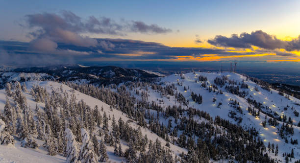 아이다호 보이시에 있는 보구스 분지 스키장에서 일몰 밤 스키 - idaho boise sunset scenics 뉴스 사진 이미지