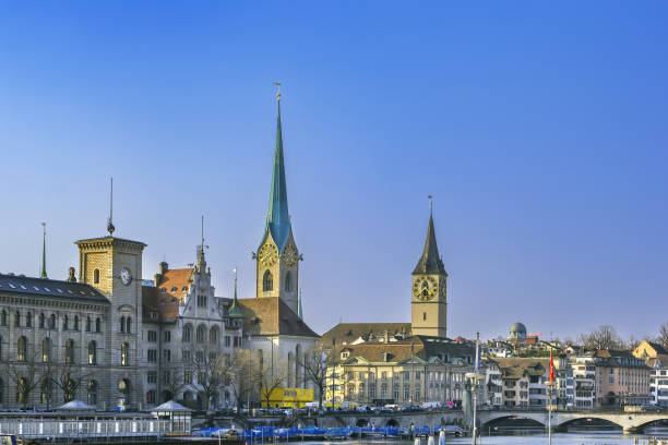 blick auf fraumunster und st. peter kirche, zürich, schweiz - fraumünsterkirche stock-fotos und bilder