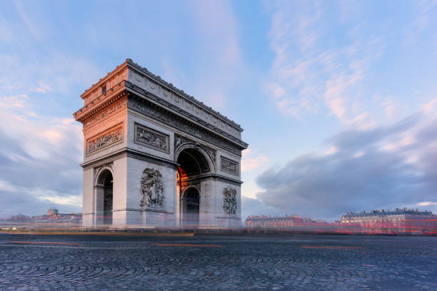 arco del triunfo, campos elíseos al atardecer en parís - arc de triomphe du carrousel fotografías e imágenes de stock