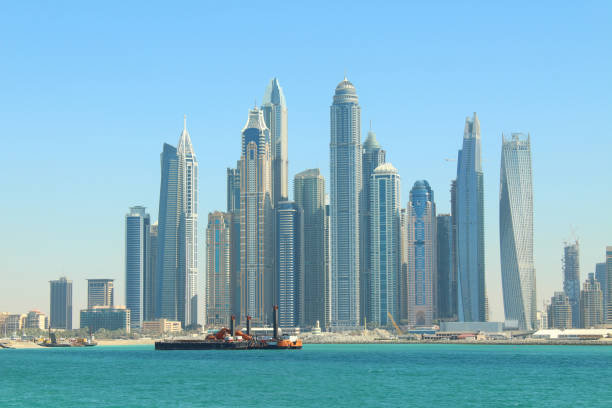 widok na plażę jumeirah z palmy. zjednoczone emiraty arabskie. obszar dubai marina. wieżowce. panorama. tło. - jumeirah beach hotel obrazy zdjęcia i obrazy z banku zdjęć