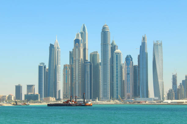 vista da praia de jumeirah de palma. emirados árabes unidos. área dubai marina. arranha céus. panorama. fundo. - jumeirah beach hotel - fotografias e filmes do acervo