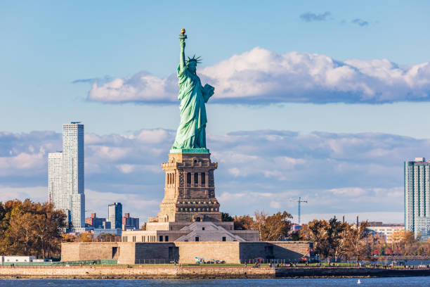 la estatua de la libertad vista desde el puerto de nueva york. - statue of liberty fotos fotografías e imágenes de stock