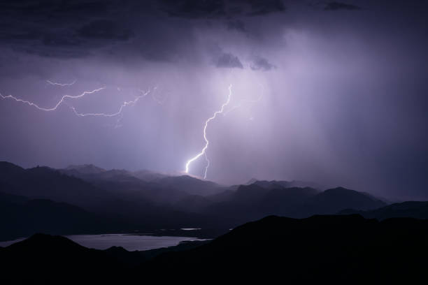 coup de foudre frappant une montagne - thunderstorm lightning storm monsoon photos et images de collection