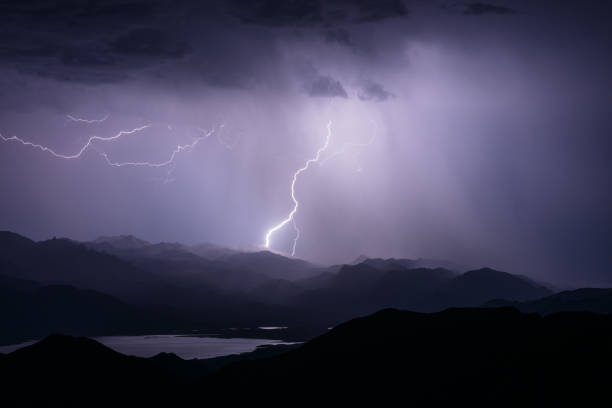 um raio atingindo uma montanha - thunderstorm lightning storm monsoon - fotografias e filmes do acervo