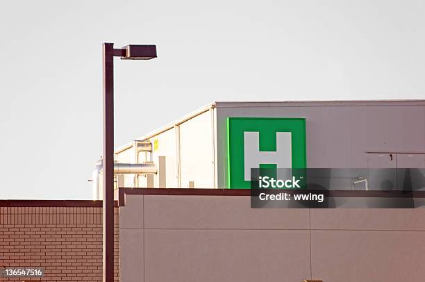 Foto de Um Verde E Branco Em Formato Quadrado Hospital Placa Em Hospital e mais fotos de stock de Fotografia - Imagem