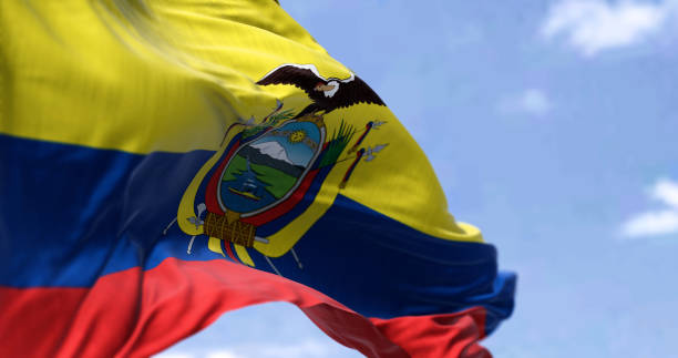 primo piano dettagliato della bandiera nazionale dell'ecuador che sventola nel vento in una giornata limpida - clear sky outdoors horizontal close up foto e immagini stock