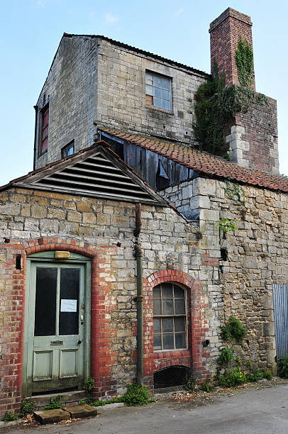 derelict building - victorian style victorian architecture london england slum - fotografias e filmes do acervo