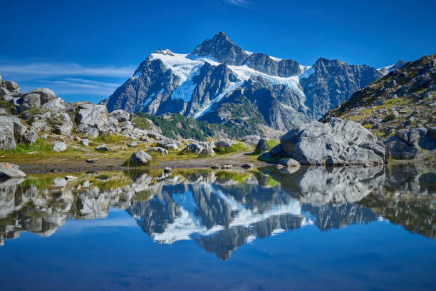 mont shuksan réflexion - mont shuksan photos et images de collection