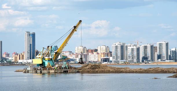 działający żuraw pogłębiający w pobliżu wybrzeża - industrial ship earth mover barge yellow zdjęcia i obrazy z banku zdjęć