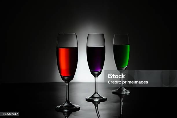 Tre Bicchiere Di Vino - Fotografie stock e altre immagini di Accessibilità - Accessibilità, Alchol, Alcolismo