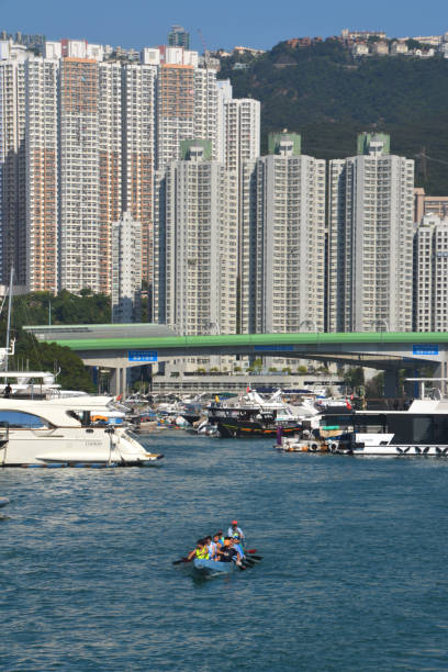 kanufahren im hafen von aberdeen, hongkong - clear sky outdoors canoeing china stock-fotos und bilder