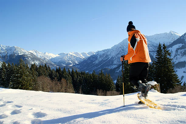 снегоступ-hiking - skitour стоковые фото и изображения