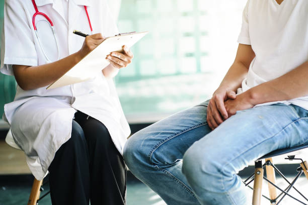 la doctora hace preguntas sobre los pacientes con cáncer de próstata para encontrar la causa y el tratamiento. - procedimiento médico fotografías e imágenes de stock