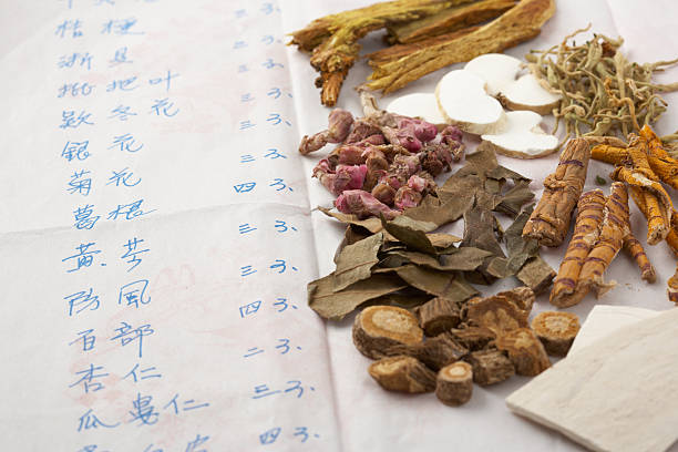 рецепт и ингредиенты для китайская медицина на основе лекарственных трав - chinese medicine medicine chinese script chinese culture стоковые фот�о и изображения