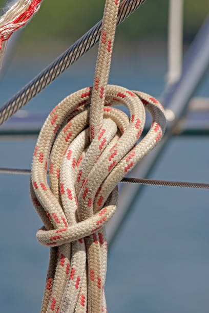 lina na łodzi w zgrabnym węźle - moored nautical vessel tied knot sailboat zdjęcia i obrazy z banku zdjęć