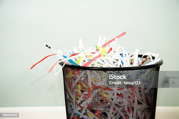 Em Tiras De Papel Em Wastebasket Confidencial Escritório O Caixote Do Lixo - Fotografias de stock e mais imagens de Amontoar