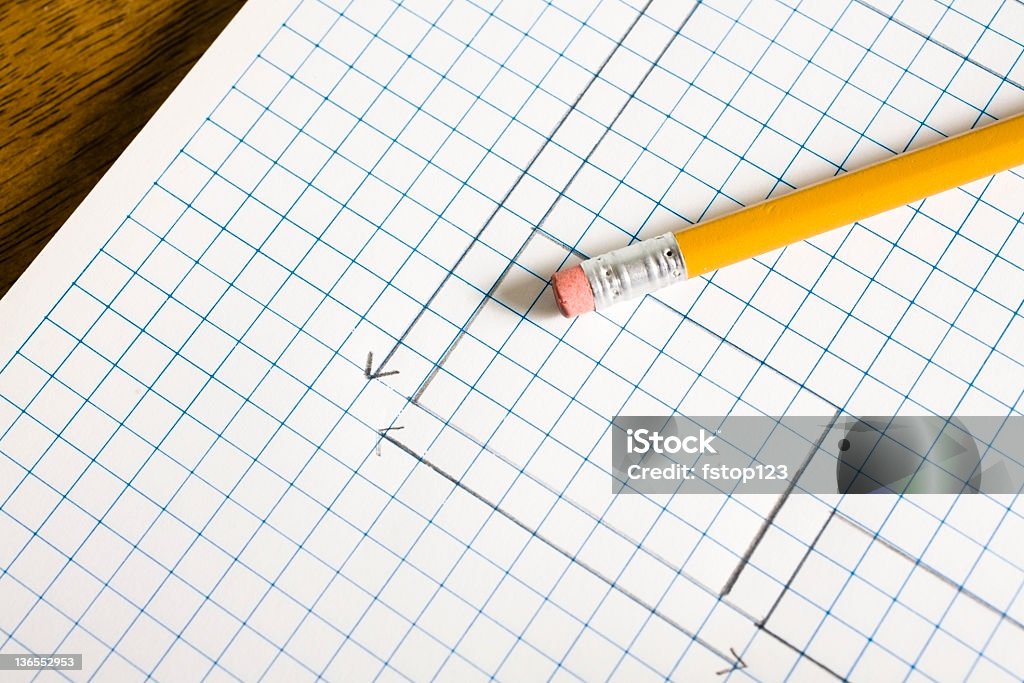 Początek planów rysowane na pad z ołówka. Siatka papieru. - Zbiór zdjęć royalty-free (Architekt)