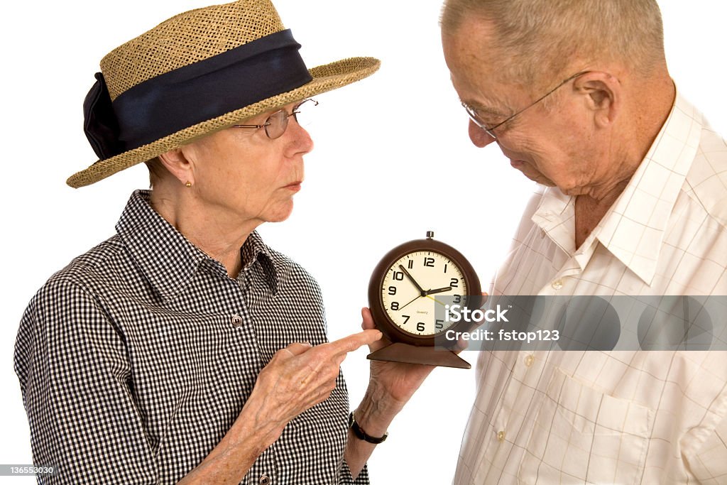 Coppia Senior discutendo il tempo - Foto stock royalty-free di 70-79 anni