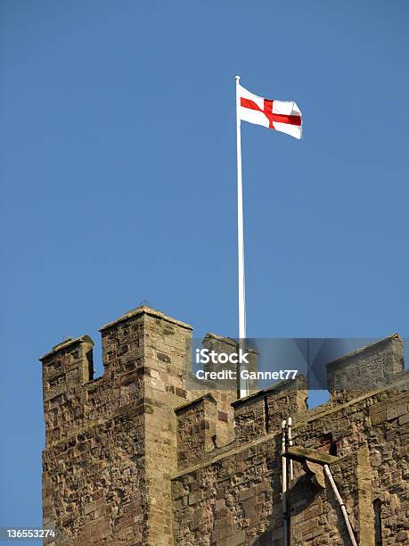 Bandiera Inglese Volare Dal Castello - Fotografie stock e altre immagini di A forma di croce - A forma di croce, Bandiera, Bandiera inglese