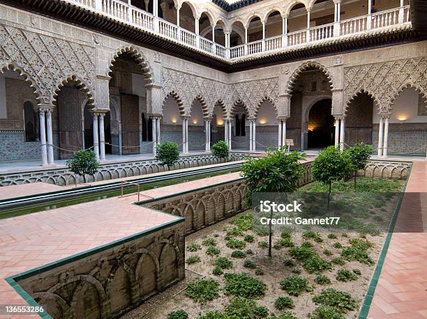 Cortile Del Palazzo Alcazar Siviglia - Fotografie stock e altre immagini di Alcázar - Siviglia - Alcázar - Siviglia, Siviglia, Ambientazione esterna