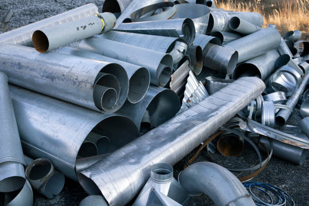 odpady metalowe nadające się do recyklingu na stercie na zewnątrz - scrap metal metal recycling aluminum zdjęcia i obrazy z banku zdjęć