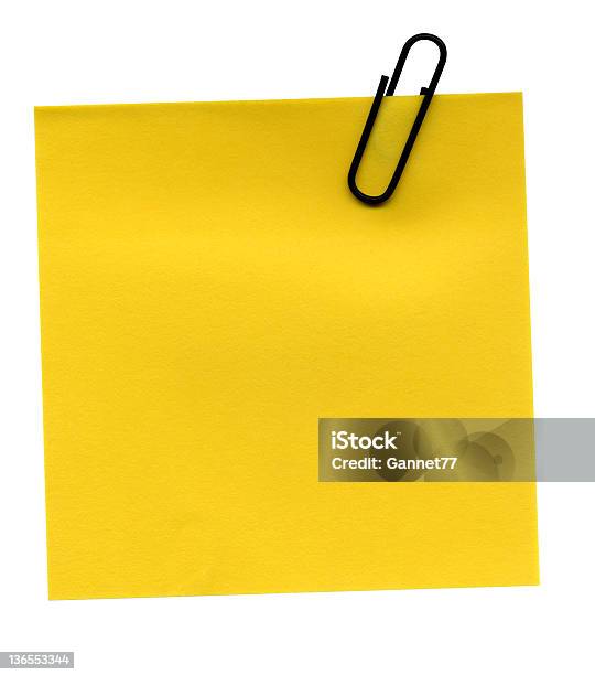 Leere Gelbe Postit Auf Weißem Hintergrund Stockfoto und mehr Bilder von Klammer - Klammer, Fotografie, Freisteller – Neutraler Hintergrund