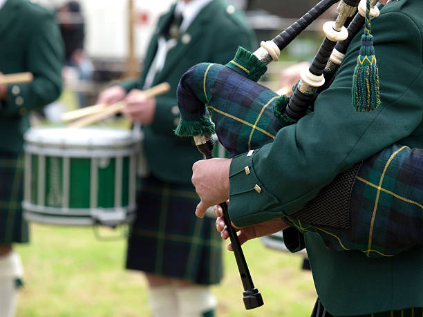 piper gra w marszowa banda, szkocja - bagpipe zdjęcia i obrazy z banku zdjęć