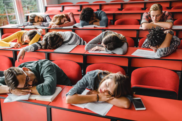 duża grupa wyczerpanych studentów śpiących w sali wykładowej. - student sleeping boredom college student zdjęcia i obrazy z banku zdjęć
