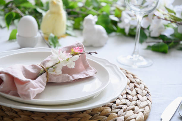 mesa de pascua con pollito amarillo, decoraciones, flores frescas y huevos. cena de elegancia en casa. - easter holiday feast day yellow fotografías e imágenes de stock