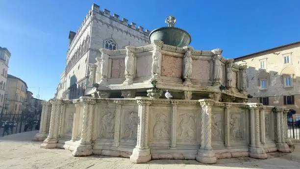 Space of medieval political-religious power, surrounded by the Cathedral, the Palazzo dei Priori and the large fountain.