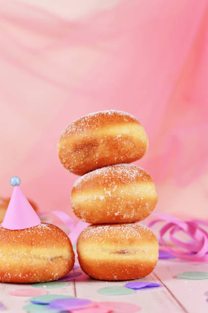 pila de 'berliner pfannkuchen', un postre tradicional alemán de donut - fasching fotografías e imágenes de stock