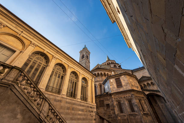 basílica de santa maria maggiore en la ciudad alta de bérgamo - lombardía italia - architecture bergamo blue building exterior fotografías e imágenes de stock