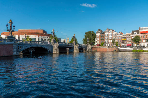o a blauwbrug (azul) da ponte sobre o rio amstel, amsterdã. - amstel river - fotografias e filmes do acervo