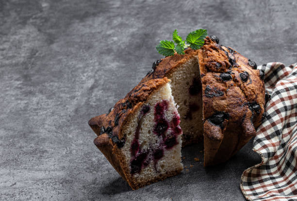 домашний большой ягодный маффин на бетонном фоне - muffin blueberry muffin blueberry butter стоковые фото и изображения