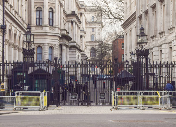 vue extérieure de downing street, londres, royaume-uni - whitehall street downing street city of westminster uk photos et images de collection