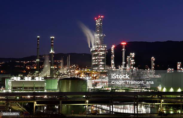 Raffineria Di Petrolio Biscaglia Spagna - Fotografie stock e altre immagini di Canna fumaria - Canna fumaria, Fumaiolo - Struttura costruita dall'uomo, Acqua