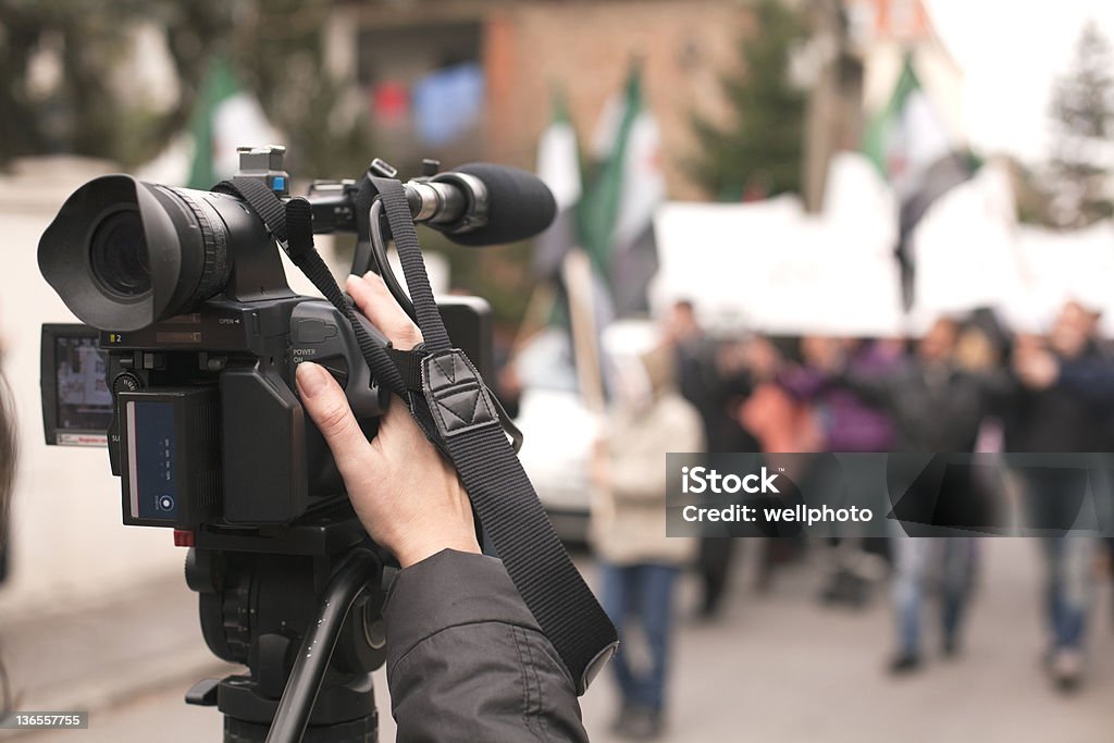 Cubren un evento con una cámara de video - Foto de stock de Manifestación libre de derechos