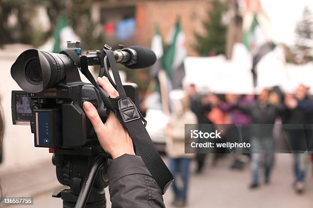 Cubren Un Evento Con Una Cámara De Video Foto de stock y más banco de imágenes de Manifestación - Manifestación, Periodista, Manifestante