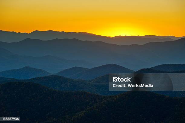 Blue Ridge Parkway Monti Appalachi Creste Strati Tramonto Magnifico Paesaggio - Fotografie stock e altre immagini di Grandi Montagne Fumose