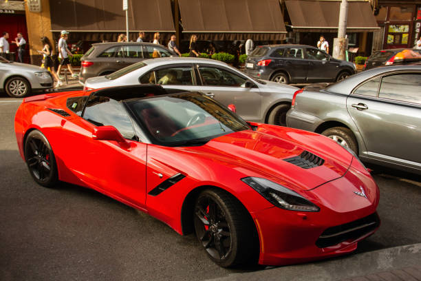 muscle car rouge chevrolet corvette c7 liberty garée dans la ville - luxury sports car red supercar photos et images de collection