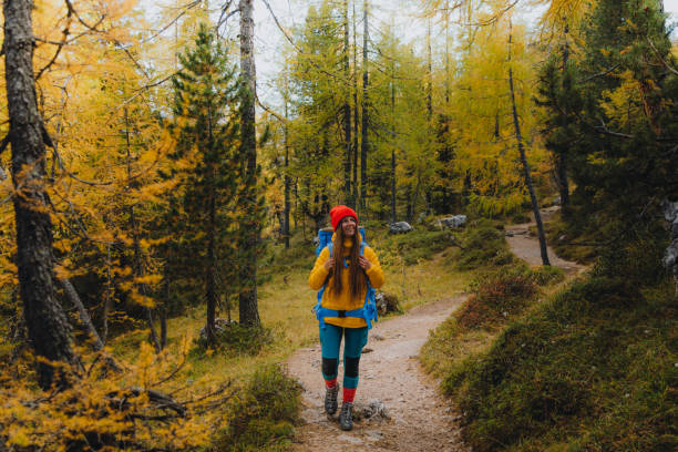 ドロミテアルプス山脈でのバックパックハイキングで幸せな女性旅行者 - tranquil scene trentino european alps dolomites ストックフォトと画像