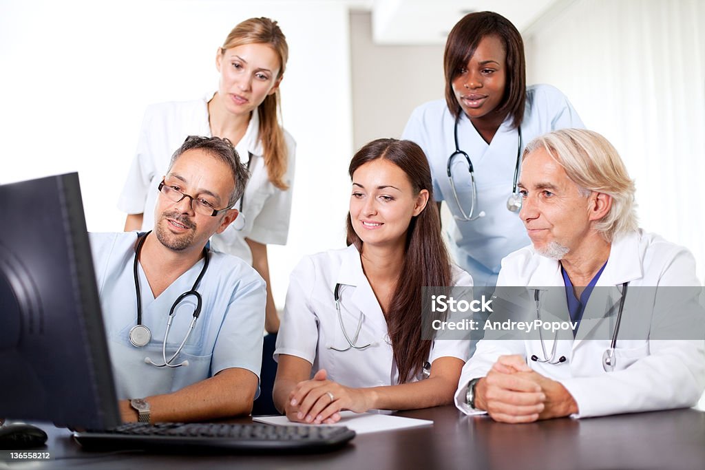 フレンドリーなグループの医師、病院 - コンピュータのロイヤリティフリーストックフォト