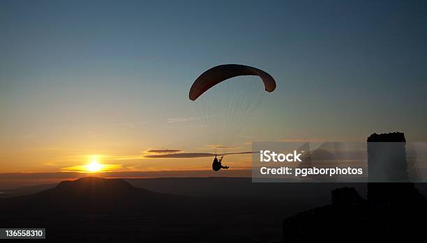 Paraglider En Puesta De Sol Foto de stock y más banco de imágenes de Amarillo - Color - Amarillo - Color, Azul, Cielo