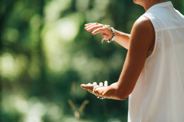 tai chi in der natur - chi energy stock-fotos und bilder