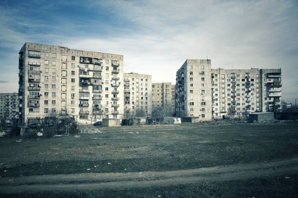 황량한 지역의 추악한 다층 주거 블록. 소련 건축 디자인. - perestroika 뉴스 사진 이미지