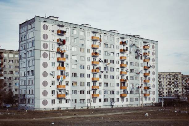immeuble résidentiel laid. immeuble à plusieurs étages en gris. architecture soviétique. - perestroika photos et images de collection