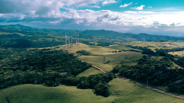 paisaje de un valle con aerogenerador. poder verde en costa rica - ecological reserve fotografías e imágenes de stock